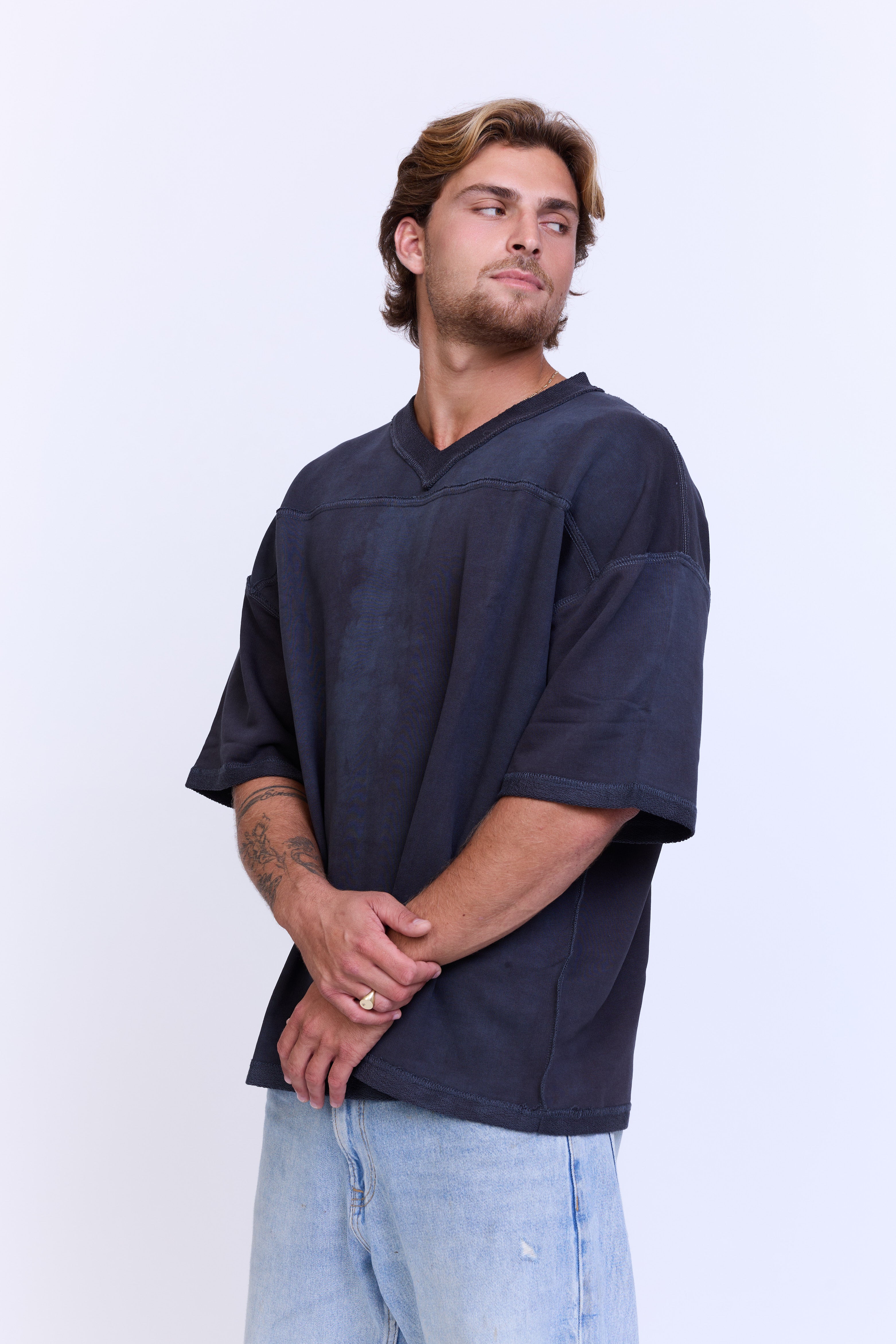 חולצה קצרה וי - אפור ווש