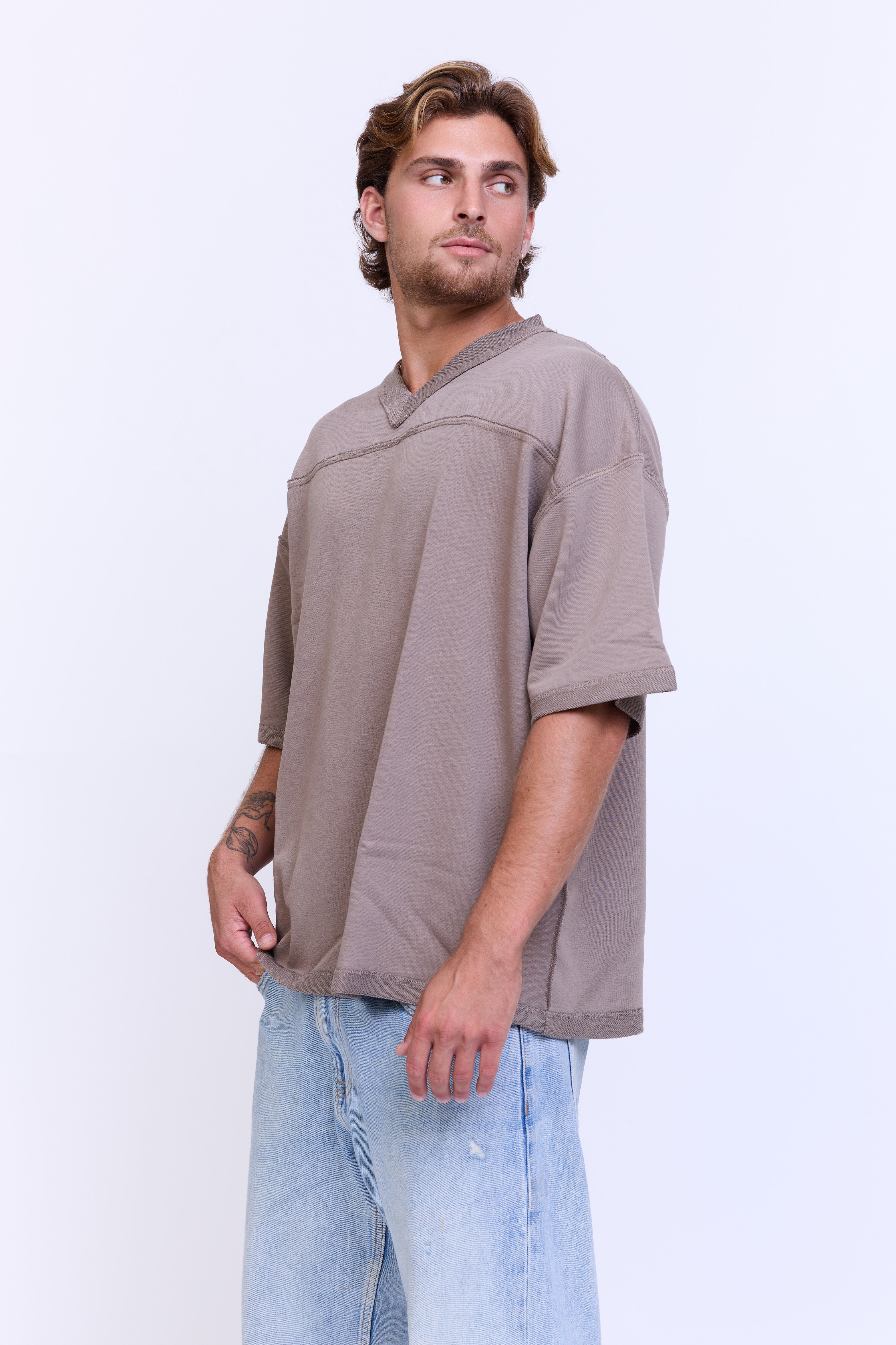 חולצה קצרה וי - חום