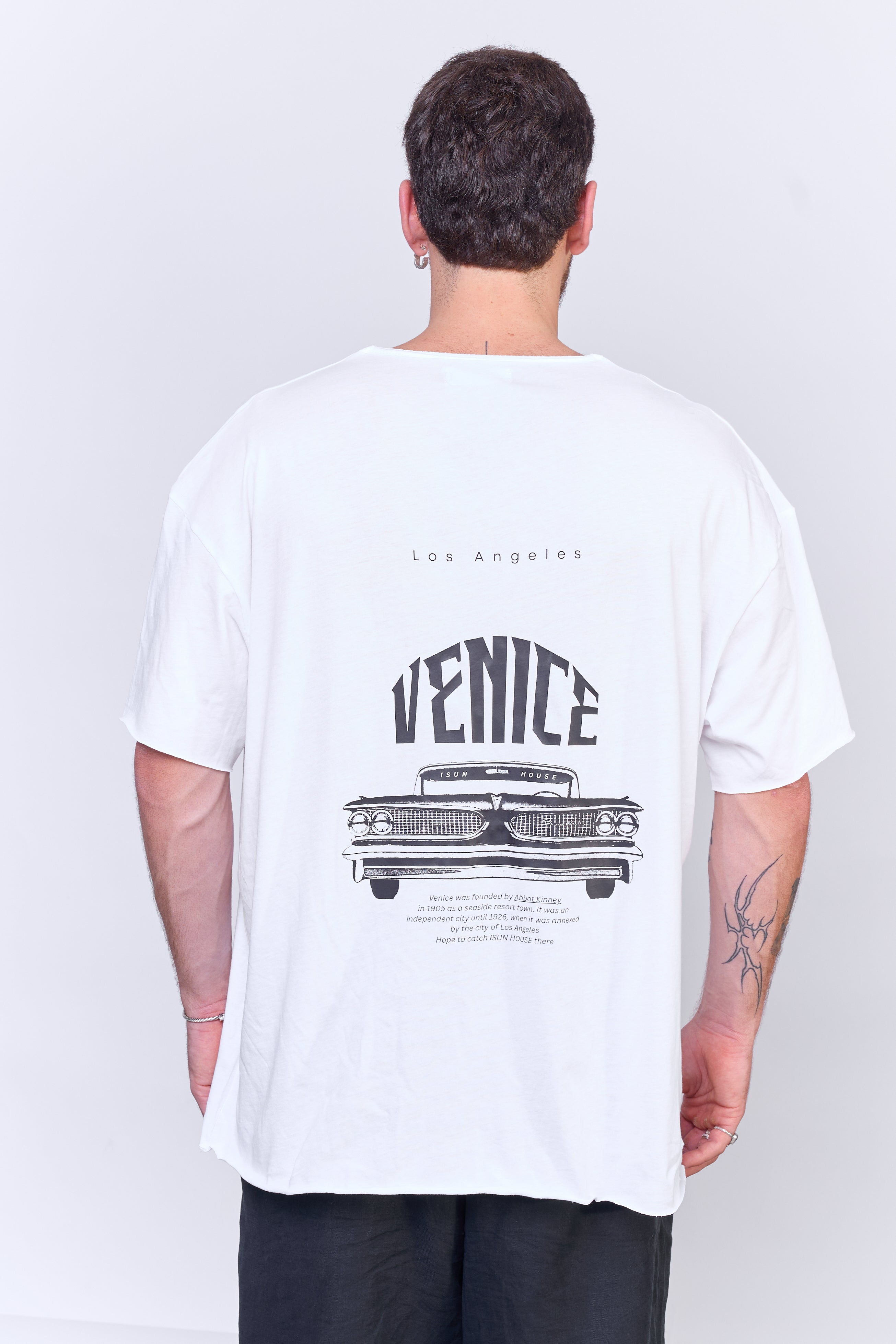 חולצה קצרה פתוחה וניס