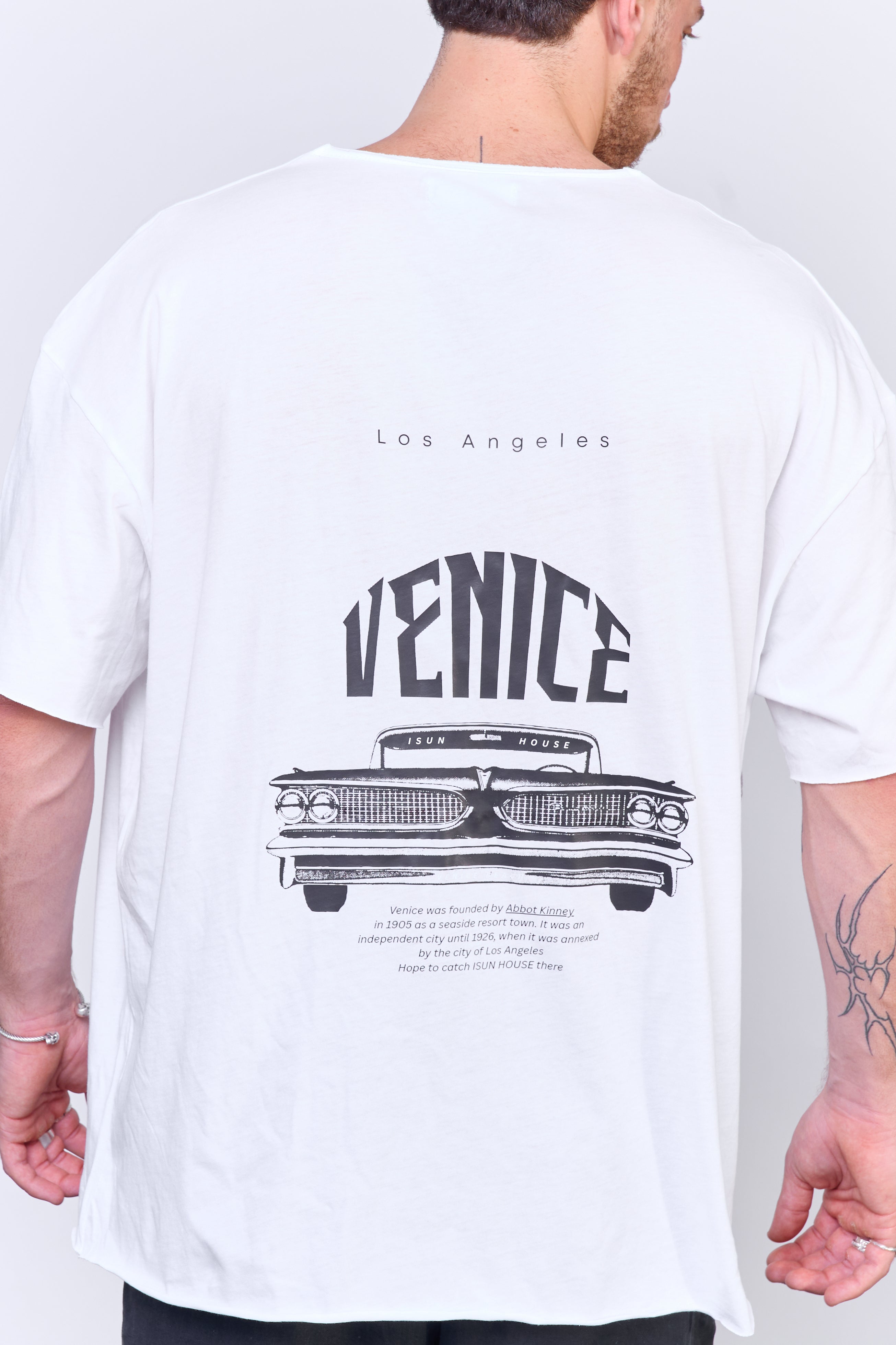 חולצה קצרה פתוחה וניס