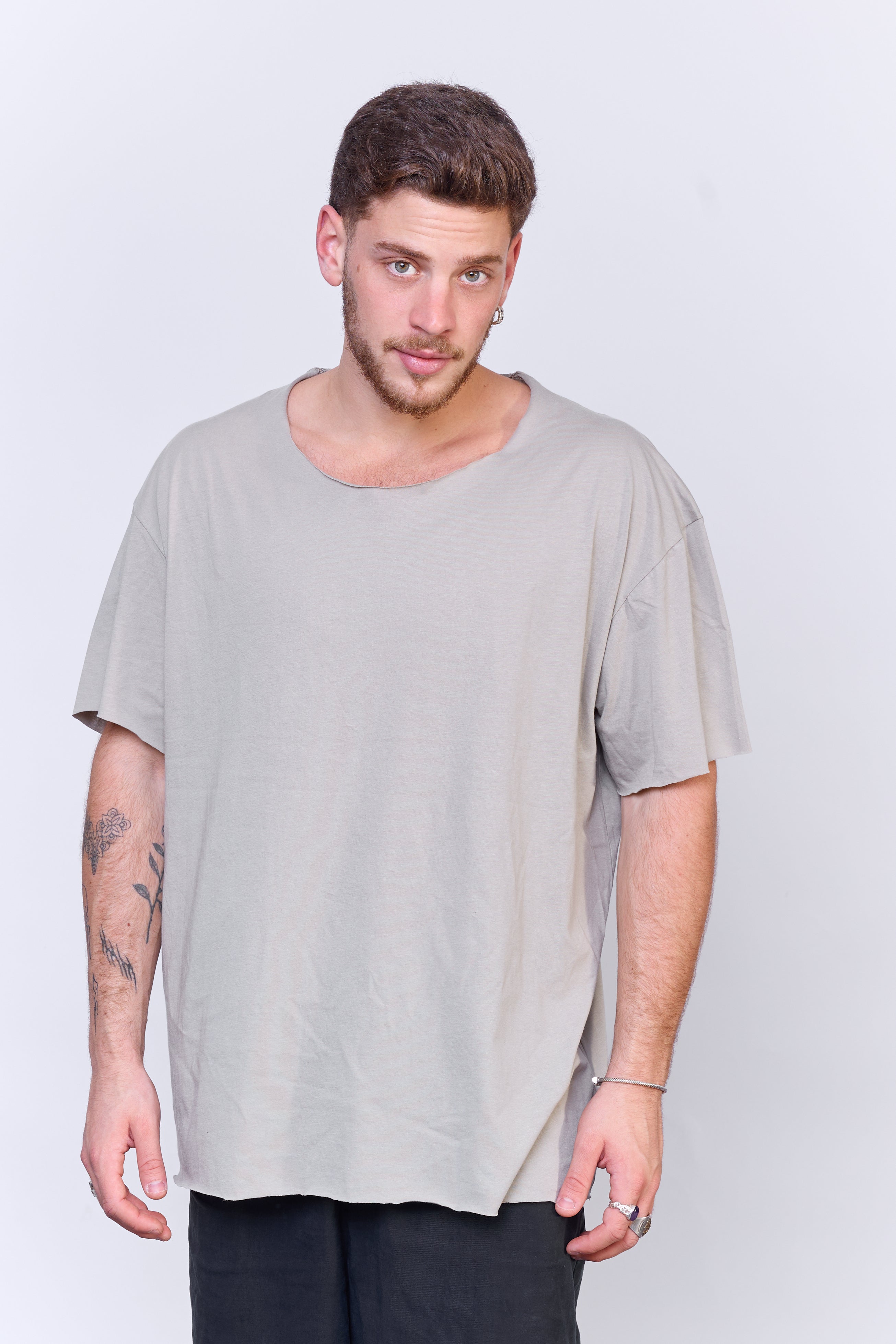 חולצה קצרה פתוחה וניס