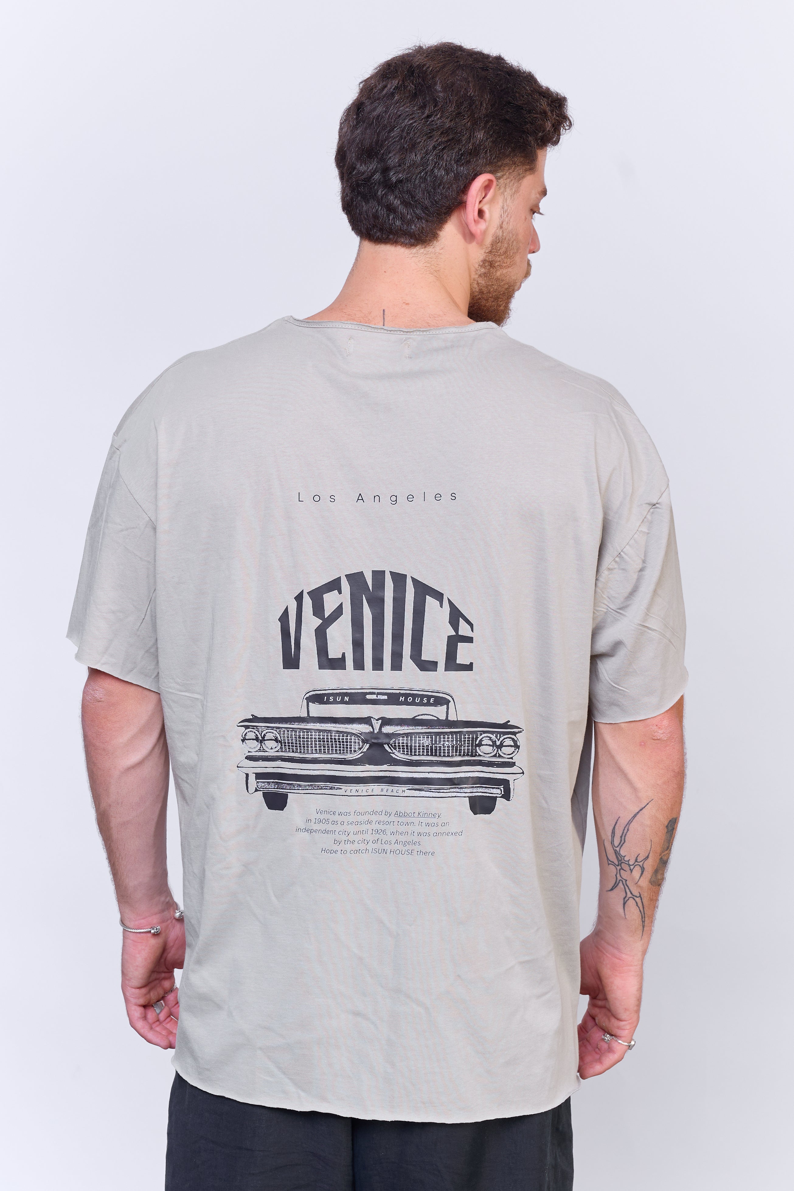 חולצה קצרה פתוחה וניס